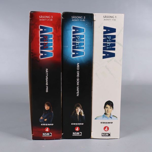 Sidor av Anna Pihl-samlingens dvd-boxar med titlar och bilder