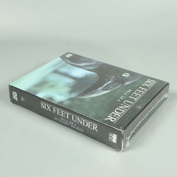DVD-boxen Six Feet Under säsong 4 liggande på bord