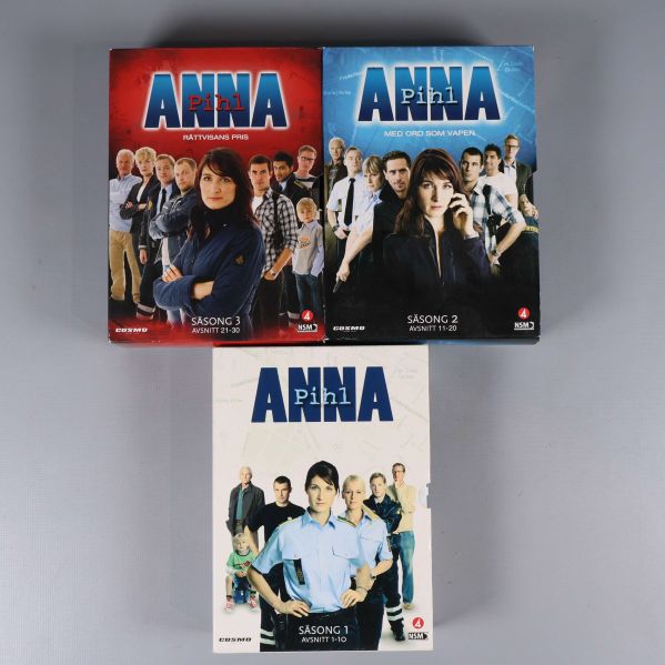 Anna Pihl-dvd-boxar utlagda med omslagen synliga i tre färger