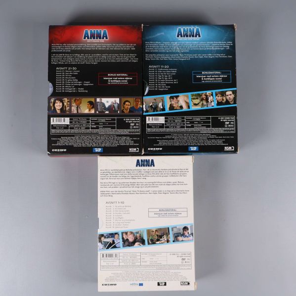 Baksida av Anna Pihl-boxar med bildrutor och textbeskrivningar