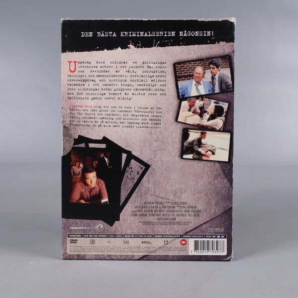 Baksida av DVD-boxen med bilder och beskrivning