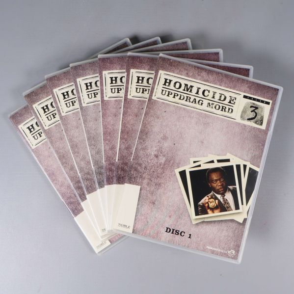 Sju DVD-fodral till Homicide Uppdrag Mord utspridda på rad