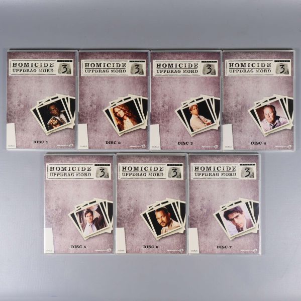 Sju DVD-fodral med respektive bild och säsong på rad