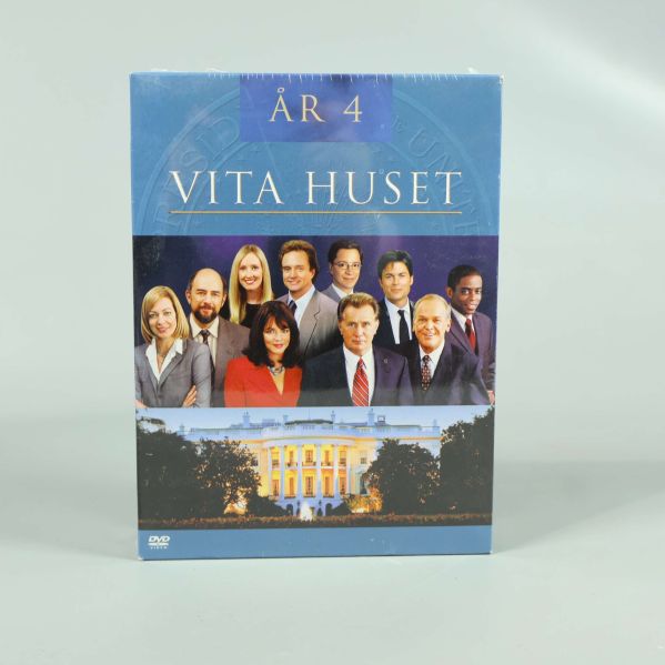 Framsidan av DVD-box Vita huset säsong 4 med rollbesättning