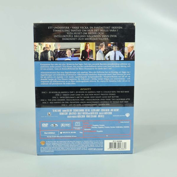 Baksidan av DVD-box Vita huset säsong 4 med text och bilder