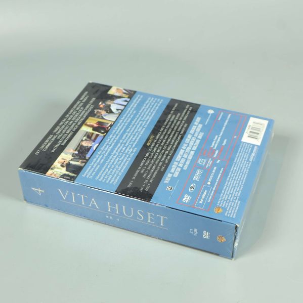 DVD-box Vita huset år 4 liggande med ryggtext synlig