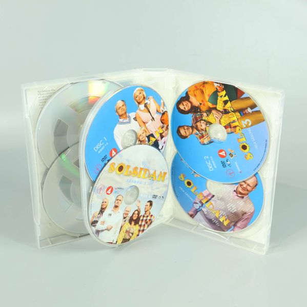 Närbild på fler Solsidan DVD-skivor i boxen