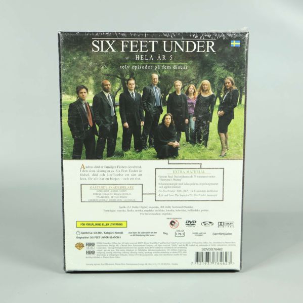 Baksida av Six Feet Under säsong 5 DVD-box med rollfigurer