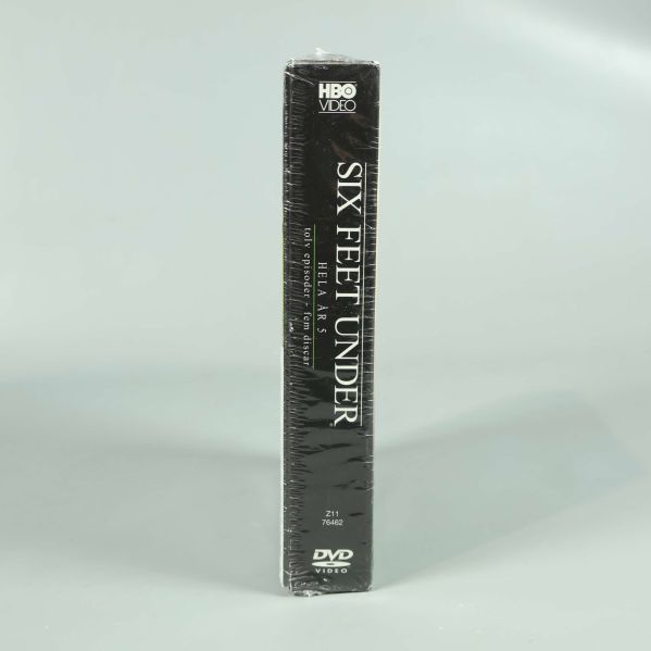Rygg på Six Feet Under DVD-box säsong 5 med HBO-logo