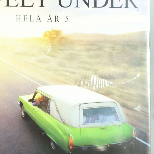 Närbild på omslagsbild med begravningsbil från Six Feet Under