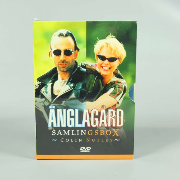 Framsida på Änglagård samlingsbox DVD med två karaktärer