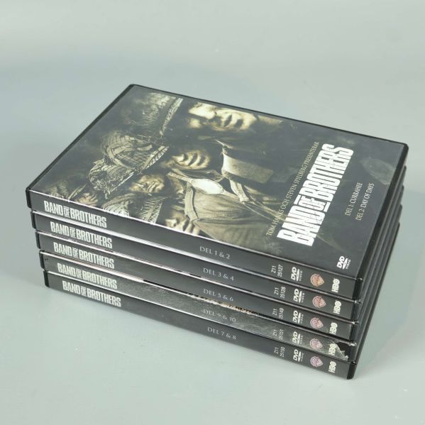 Fem staplade dvd-fodral till Band of Brothers-serien