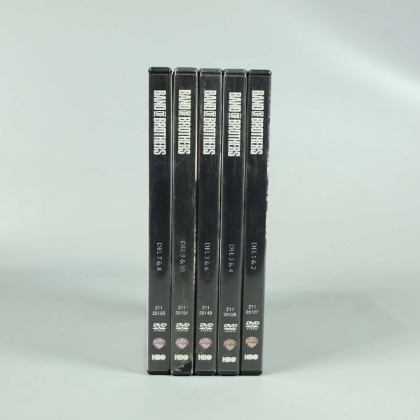 Fem Band of Brothers-dvd:er uppradade stående från sidan