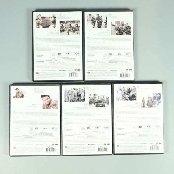 Baksidor av samtliga Band of Brothers-dvd-fodral med beskrivningar