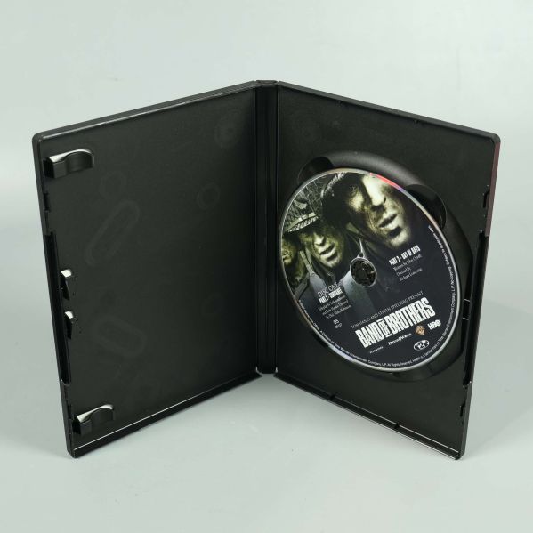 Öppen dvd-fodral med Band of Brothers-skiva inuti