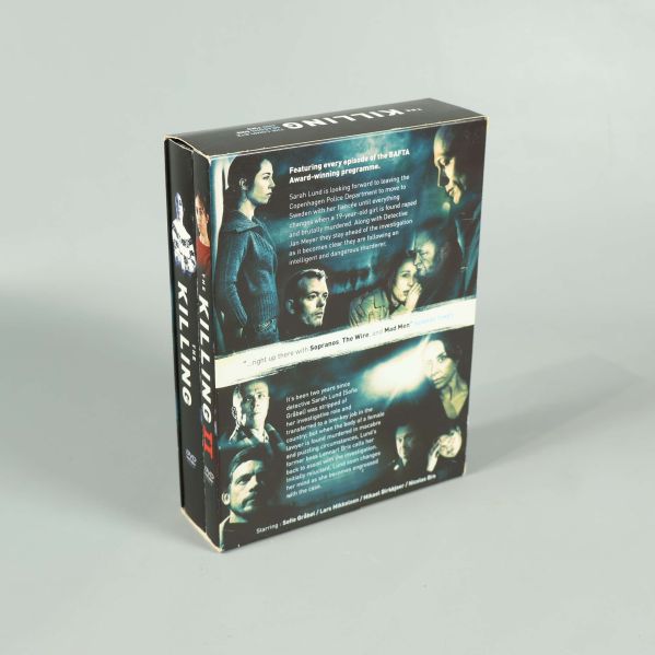 Baksidan av DVD-box The Killing med karaktärer och text