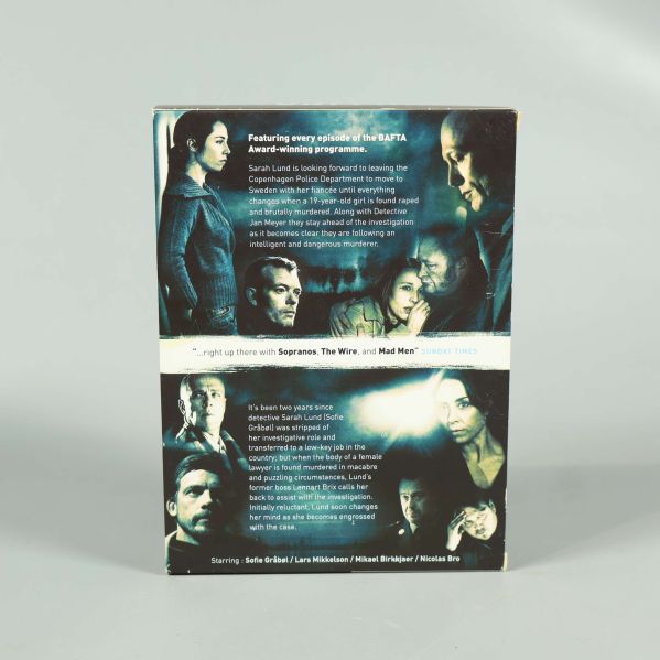 Närbild på baksidan av The Killing-boxen med rollista