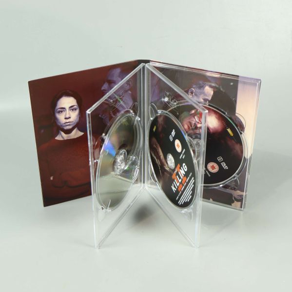 DVD-box uppslagen med fyra skivor i genomskinligt fodral