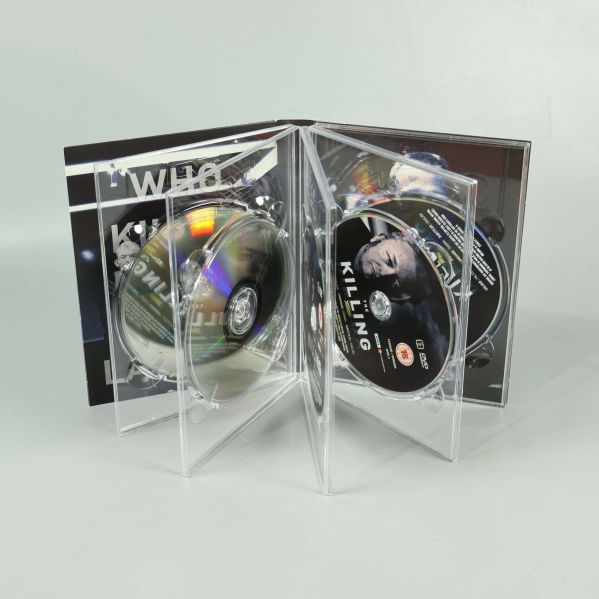 Ytterligare vinkel på DVD-boxen, visar alla åtta skivor