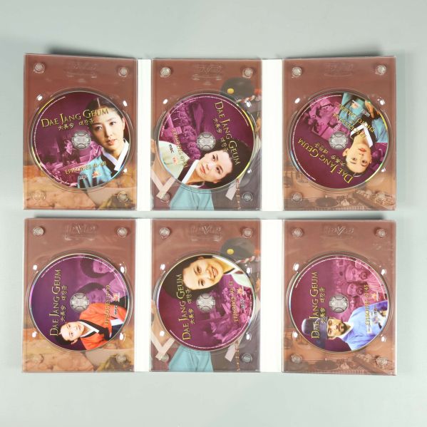 Sex DVD-skivor i öppna fodral med karaktärsmotiv