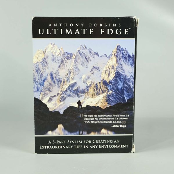 Framsida med snötäckt berg och person i siluett