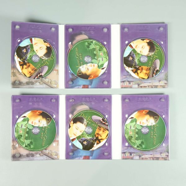 Sex DVD-skivor utlagda och infogade i sina fack