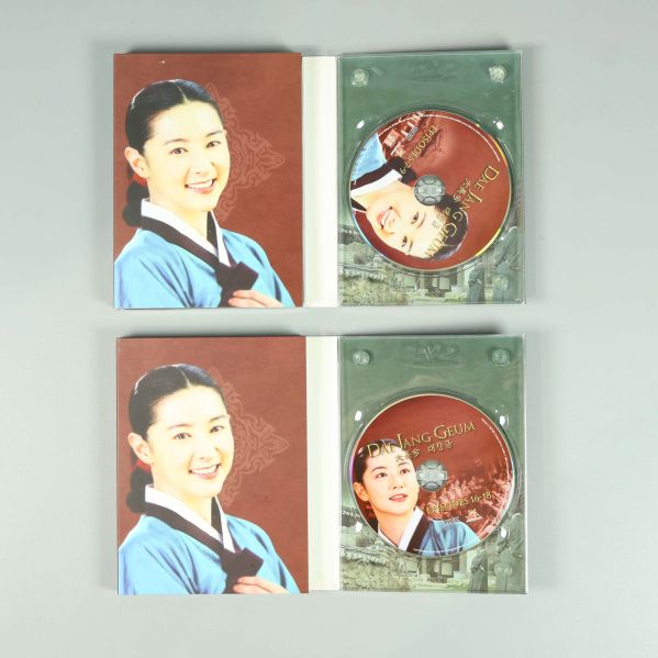 Fodral öppnade med dvd-skivor och porträtt