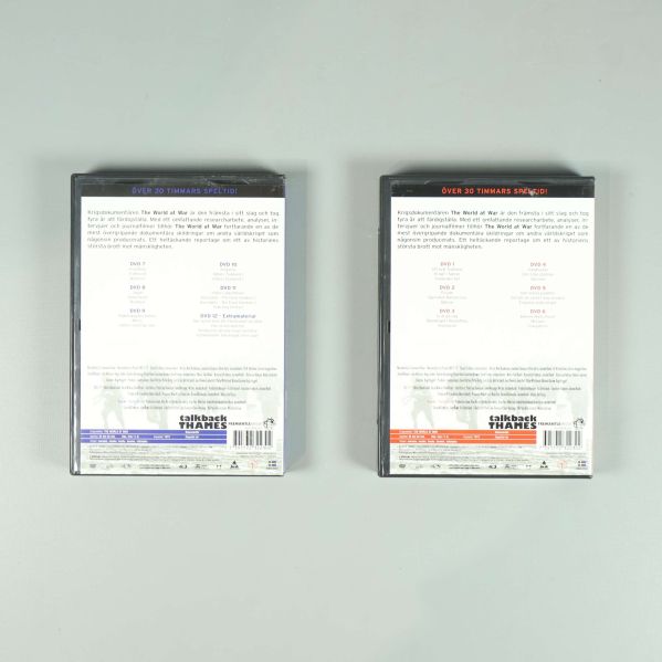 Baksida av två DVD-fodral med innehåll och specifikationer