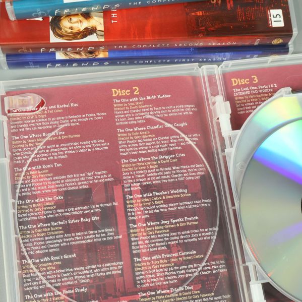 Närbild av insidan på Friends dvd-fodral med avsnittslista