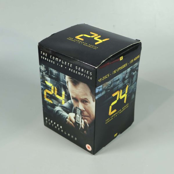 Stängd svart box med tv-serien 24 och Kiefer Sutherland