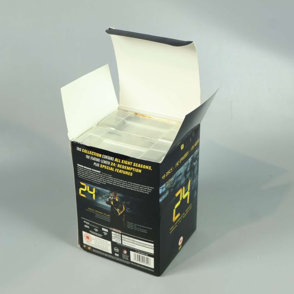Öppen dvd-box av 24 som visar flera plastfodral inuti