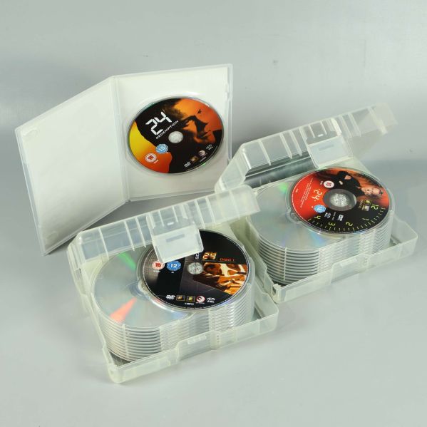 Öppna plastaskar med samtliga 49 dvd-skivor för 24