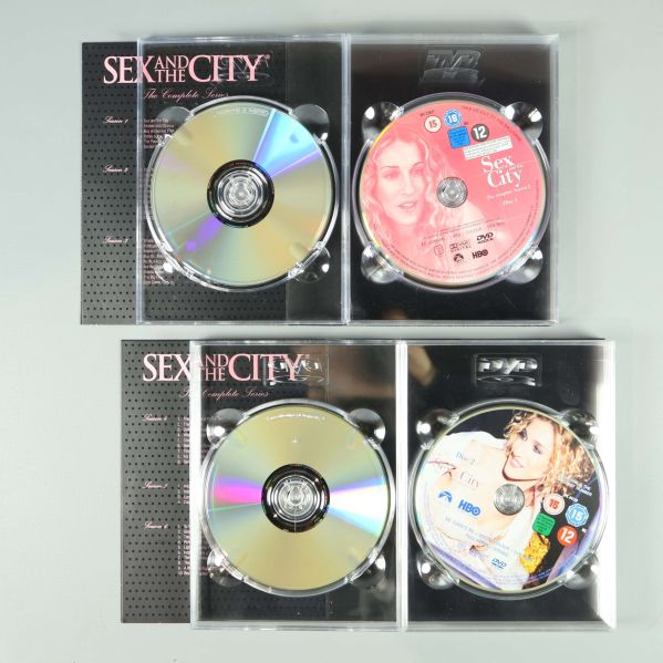 Närbild på Sex and the City-dvd-skivor i genomskinliga hållare