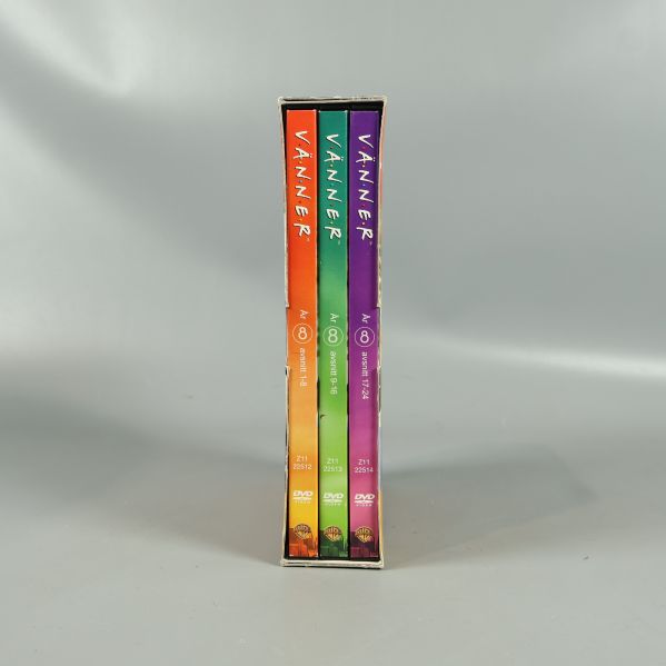 Sidovy av tre DVD-fodral i box för Vänner säsong 8