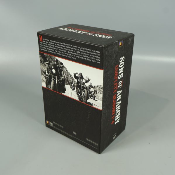 Baksidan av Sons of Anarchy DVD-box med motorcykelscen