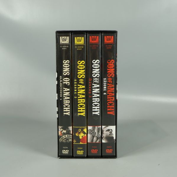 Sons of Anarchy DVD-box visad från sidan med fyra fodral