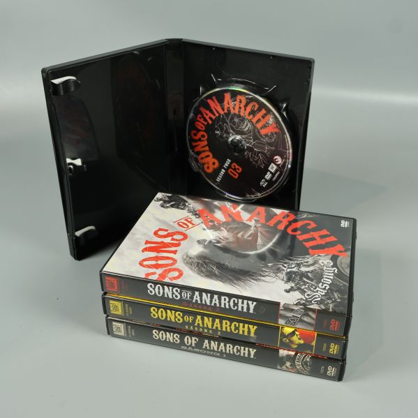 Uppfälld Sons of Anarchy DVD med synlig skiva och fodral