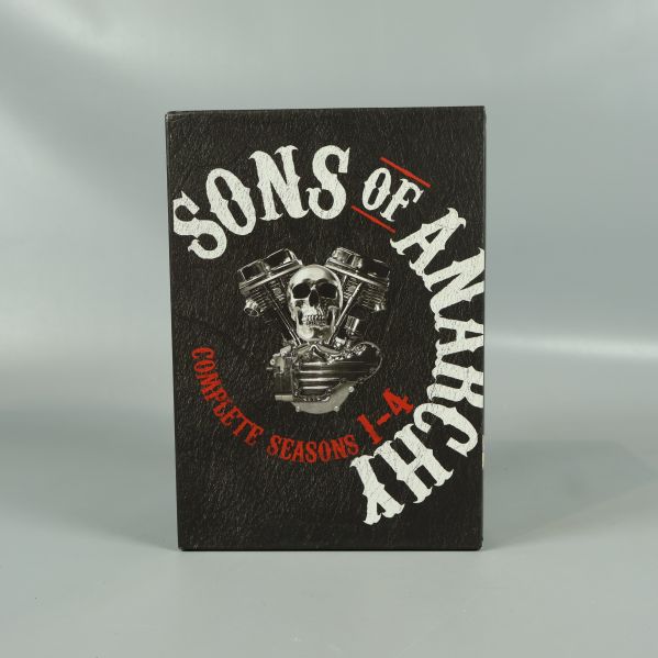 Framsidan av svart Sons of Anarchy box med vit text och döskalle