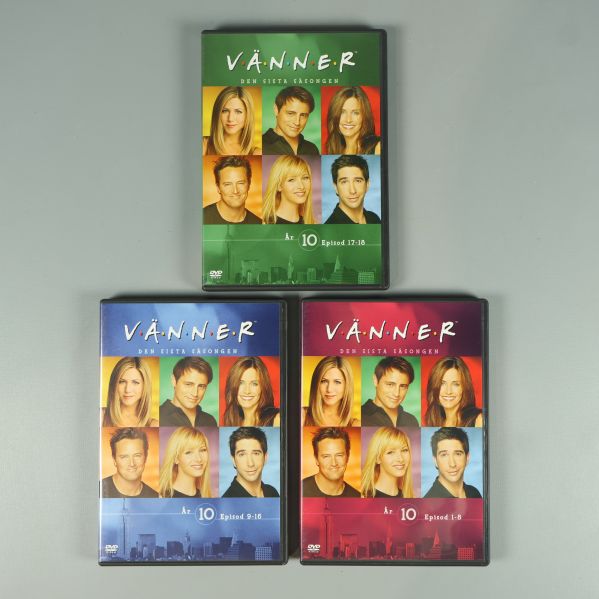 Tre DVD-fodral till Vänner säsong 10 i olika färger, ovanifrån