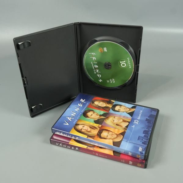 Öppet DVD-fodral för Vänner säsong 10 med en synlig skiva