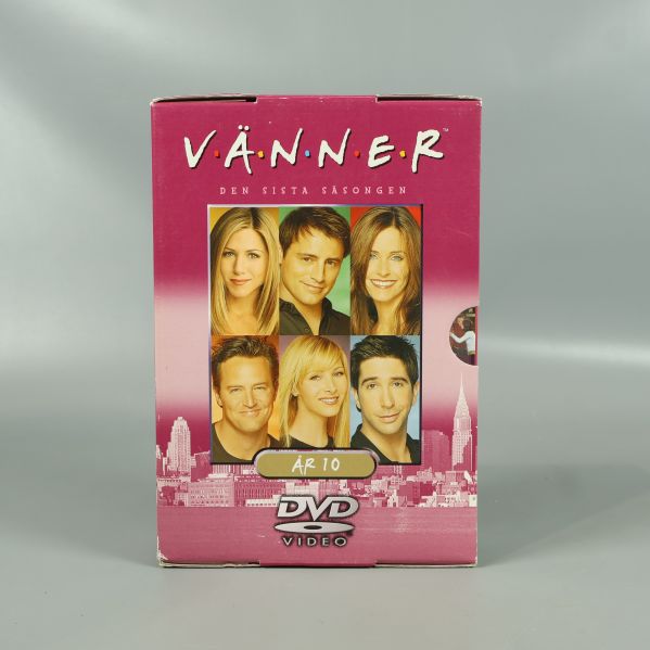 Närbild på framsidan av DVD-boxen för Vänner säsong 10