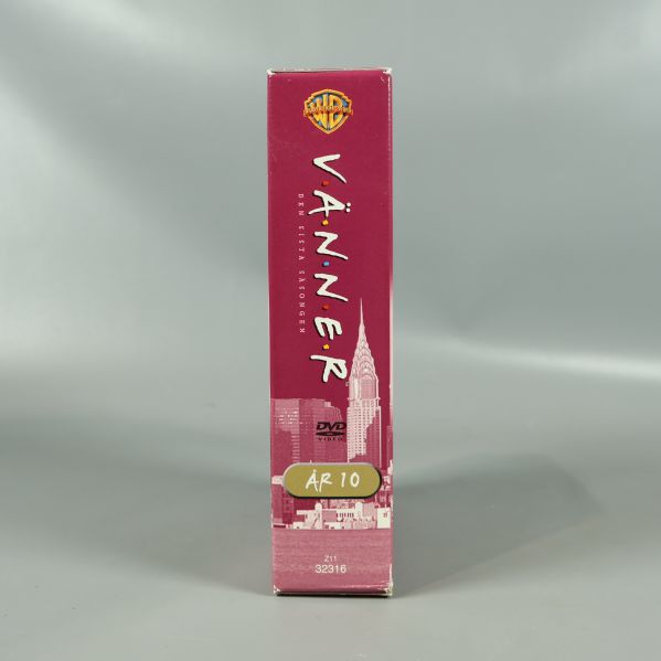 Sida av Vänner säsong 10 DVD-box med Warner Bros-logotyp