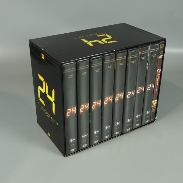 Samlingsboxen 24 med DVD-fodral i rad i svart förpackning