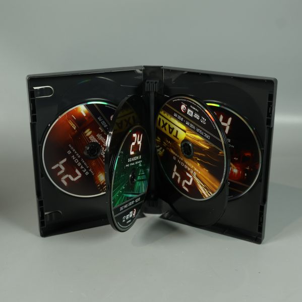 Öppnat DVD-fodral med flera skivor från 24-serien