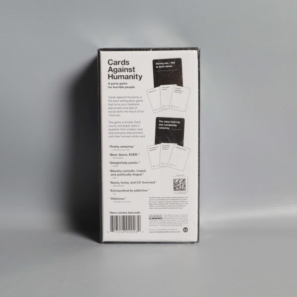Baksidan av Cards Against Humanity spelask med spelregler och exempel