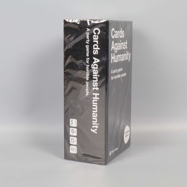 Sida av Cards Against Humanity ask med spelets logga