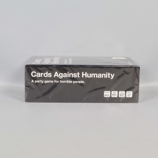 Långsidan av asken med Cards Against Humanity tryck och ikoner