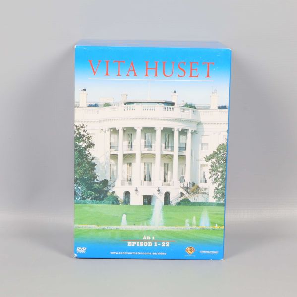 Framsidan av DVD-boxen Vita Huset år 1 med byggnadsmotiv