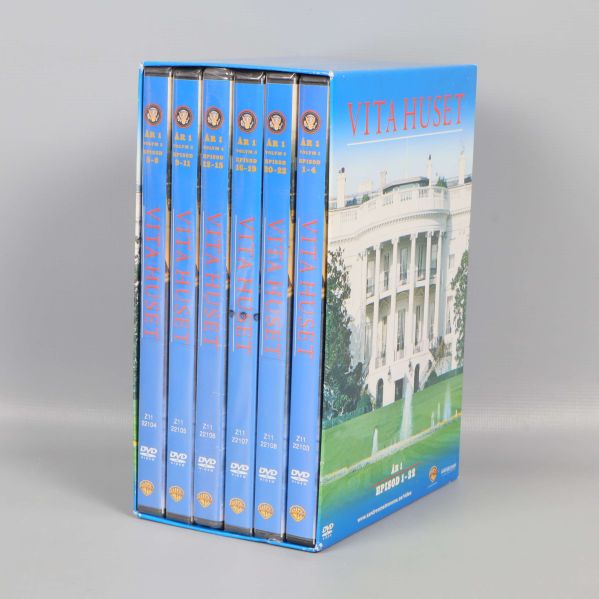 Alla sex DVD-fodralen i Vita Huset-boxen uppställda