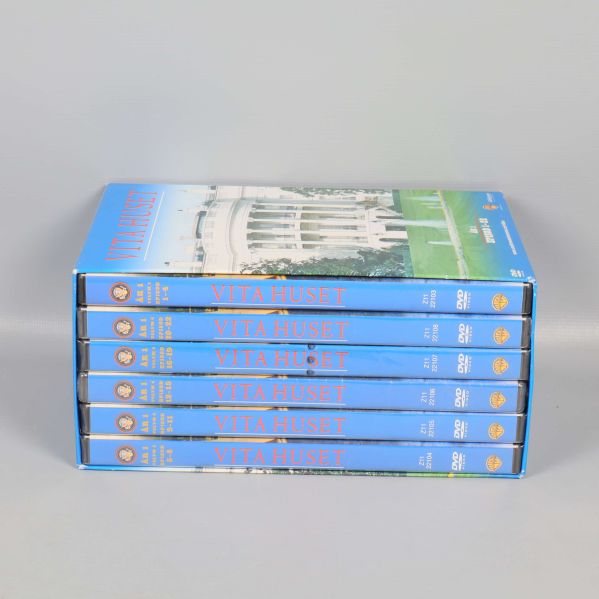 Sex DVD-fodral från Vita Huset år 1 liggande i boxen